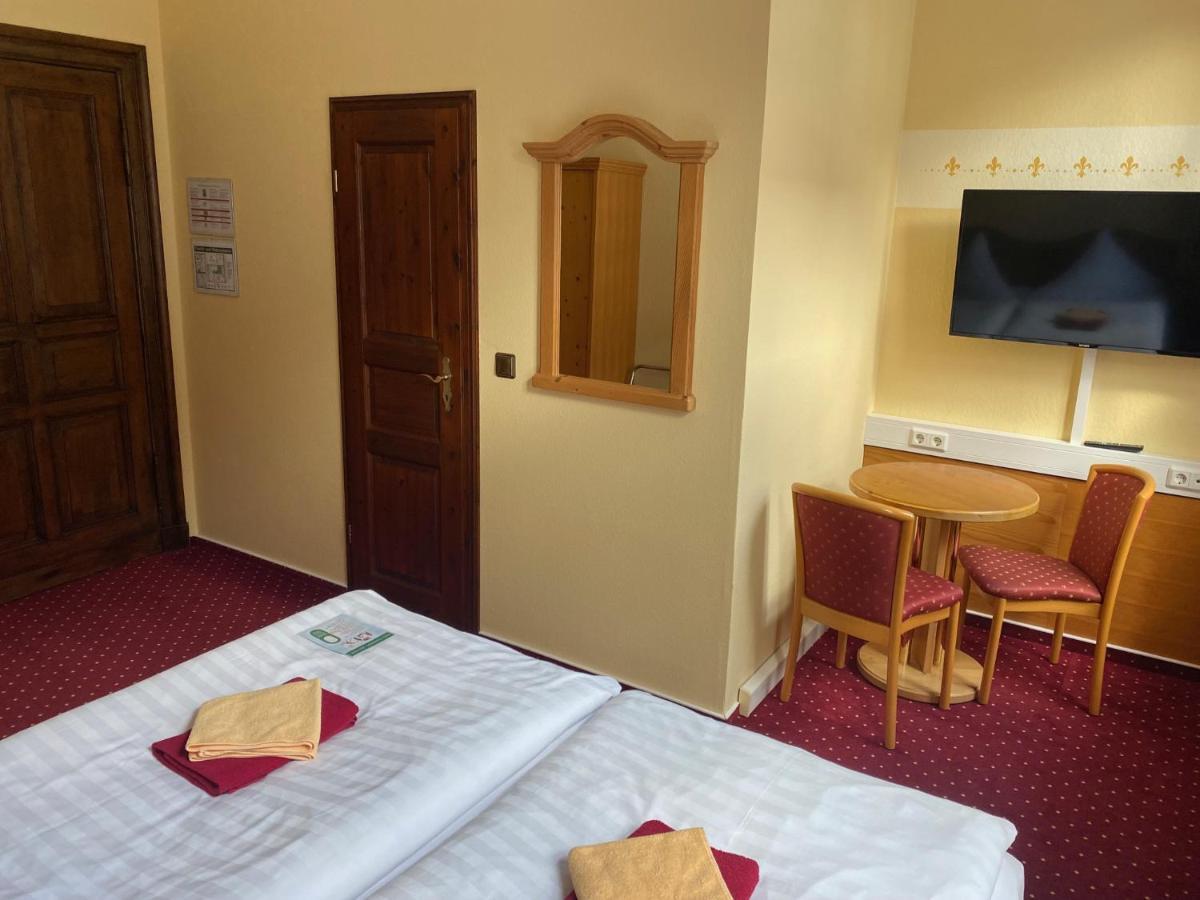 Hotel Garni Am Dippeplatz เควดลินบวร์ก ภายนอก รูปภาพ
